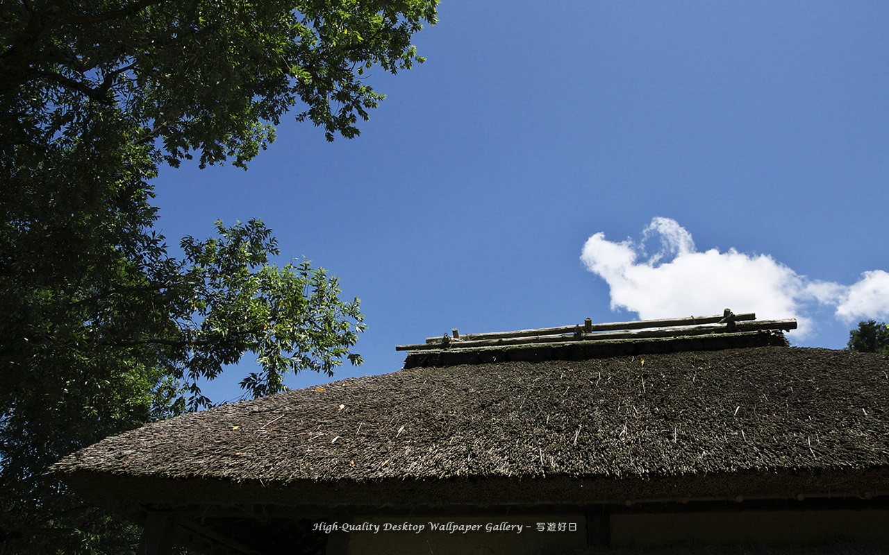 「夏空の茅葺屋根」の壁紙／Wallpaper of Thatched Roof of the Water Wheel in Shinshu (1280×800)